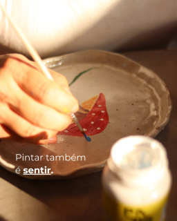 Pintar também é sentir.🫀
Quando o material é bom, o processo flui.

Você costuma pintar com alguma técnica?