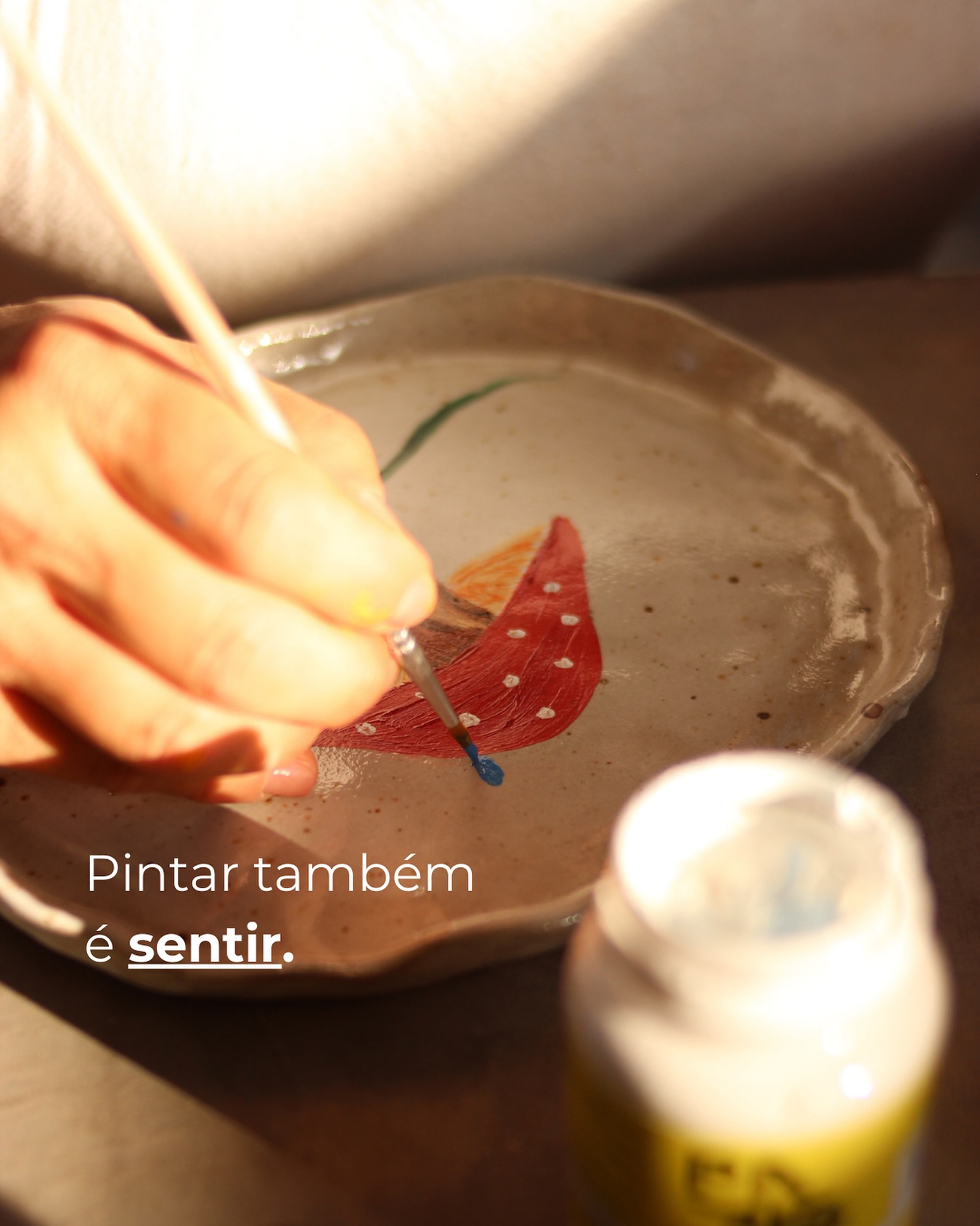 Pintar também é sentir.🫀
Quando o material é bom, o processo flui.

Você costuma pintar com alguma técnica?