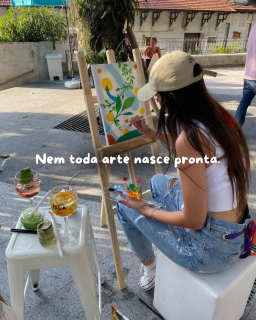Tem dias em que a arte não sai perfeita.
Sai verdadeira.

Entre manchas de tinta, ideias interrompidas, músicas baixas e telas pela metade… existe um processo que quase ninguém vê.

Porque criar não é só pintar.
É transformar sentimento em matéria.

E talvez seja exatamente isso que torna cada obra única. 🎨