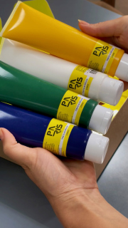 Brasil com S. 🇧🇷

S de samba, de sol, de saudade, de sonho… e de seleção.

Hoje é dia de vestir o verde, reunir a torcida e lembrar que o Brasil é feito de cores que contam histórias.

Aqui, o verde não está só na camisa. Está na nossa arte, na nossa natureza e na paixão que une milhões de brasileiros em um só grito.

Qual cor do Brasil mais fala com você? 💚💛✨