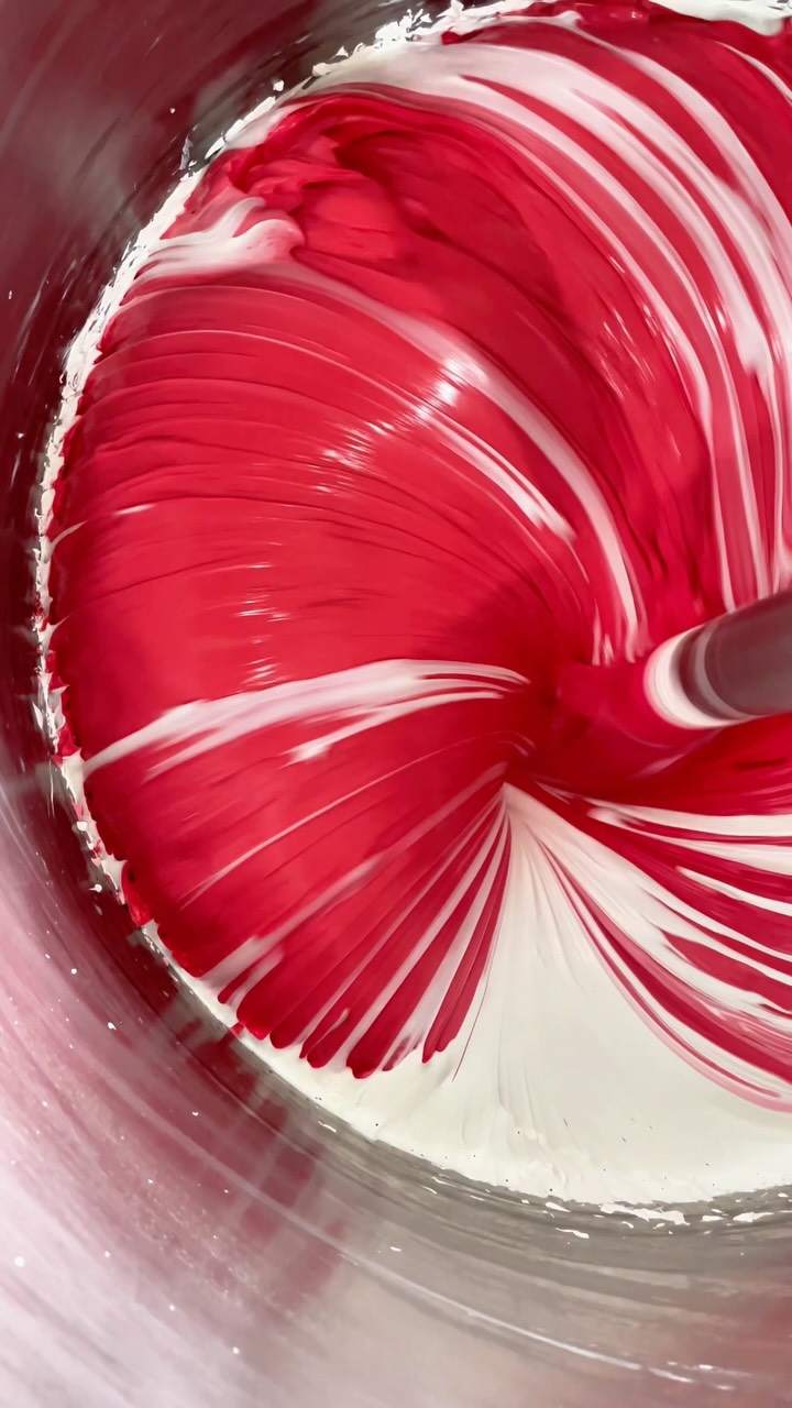 Como nasce o vermelho perfeito?
Você já parou pra pensar como é feita a tinta que dá vida às suas obras? 🌈
Neste vídeo, te levo para dentro da nossa produção da tinta artística: desde a mistura precisa dos pigmentos até os testes finais de qualidade.
Cada detalhe é feito com carinho, técnica e responsabilidade, pra que você receba só o melhor!
✨ Qual cor você quer ver sendo criada por aqui nos próximos vídeos? Conta pra gente nos comentários! 👇