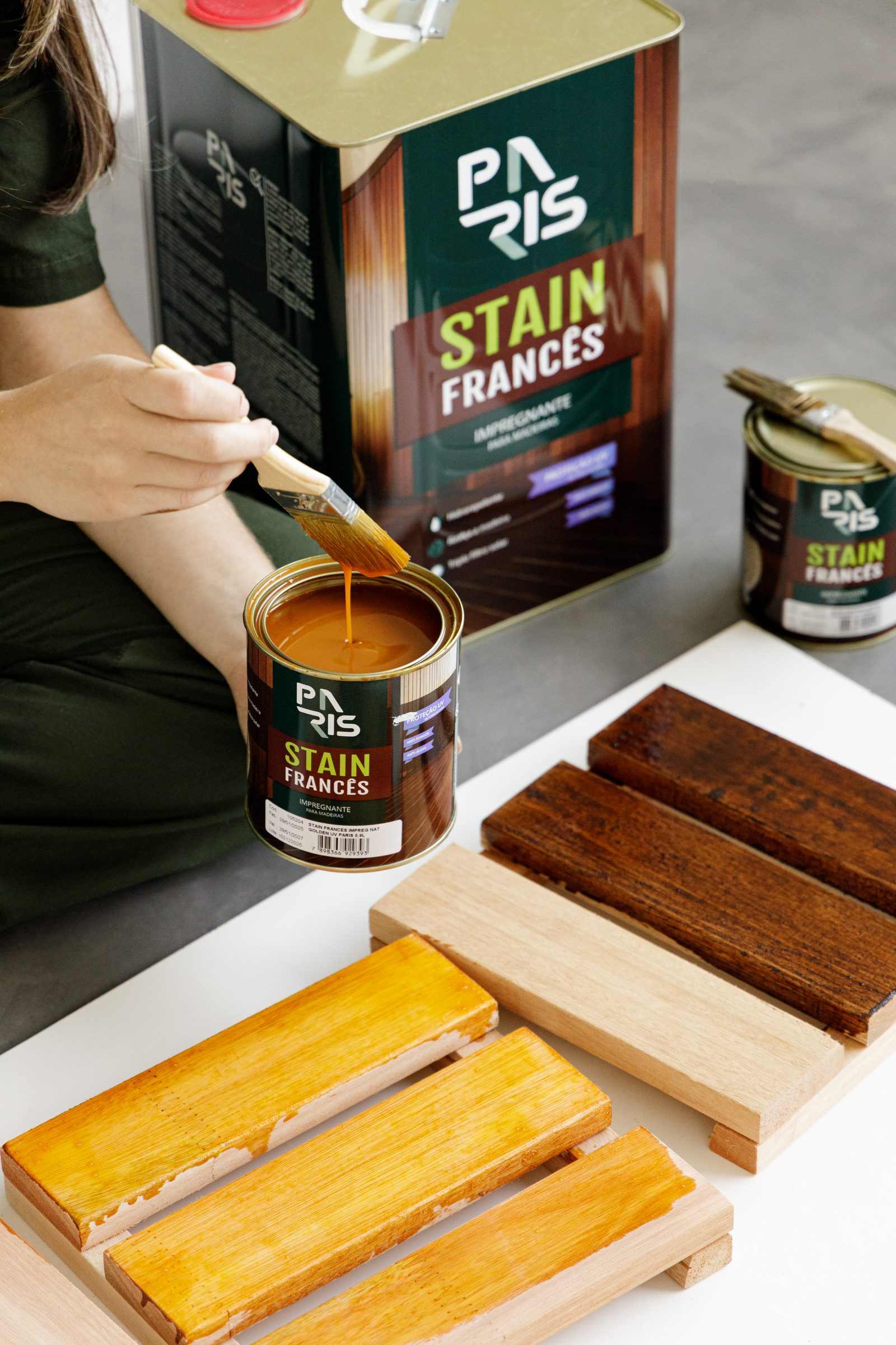 Aplicação do Stain Francês Paris em amostras de madeira