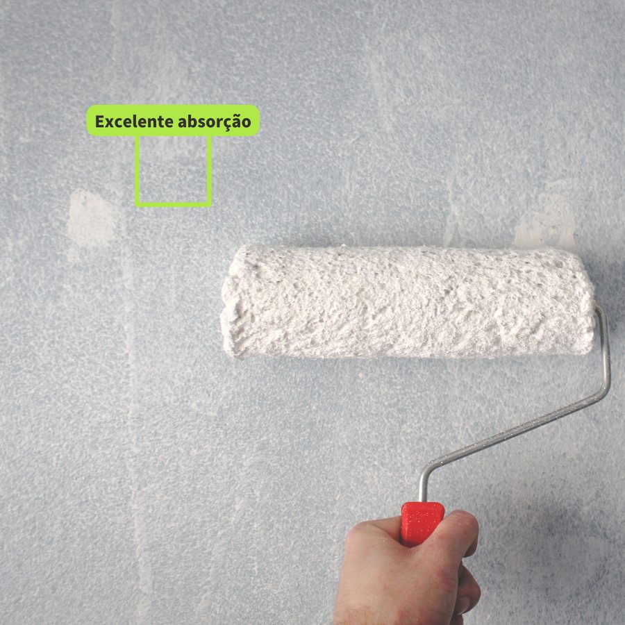 Rolo aplicando Fundo Preparador com excelente absorção