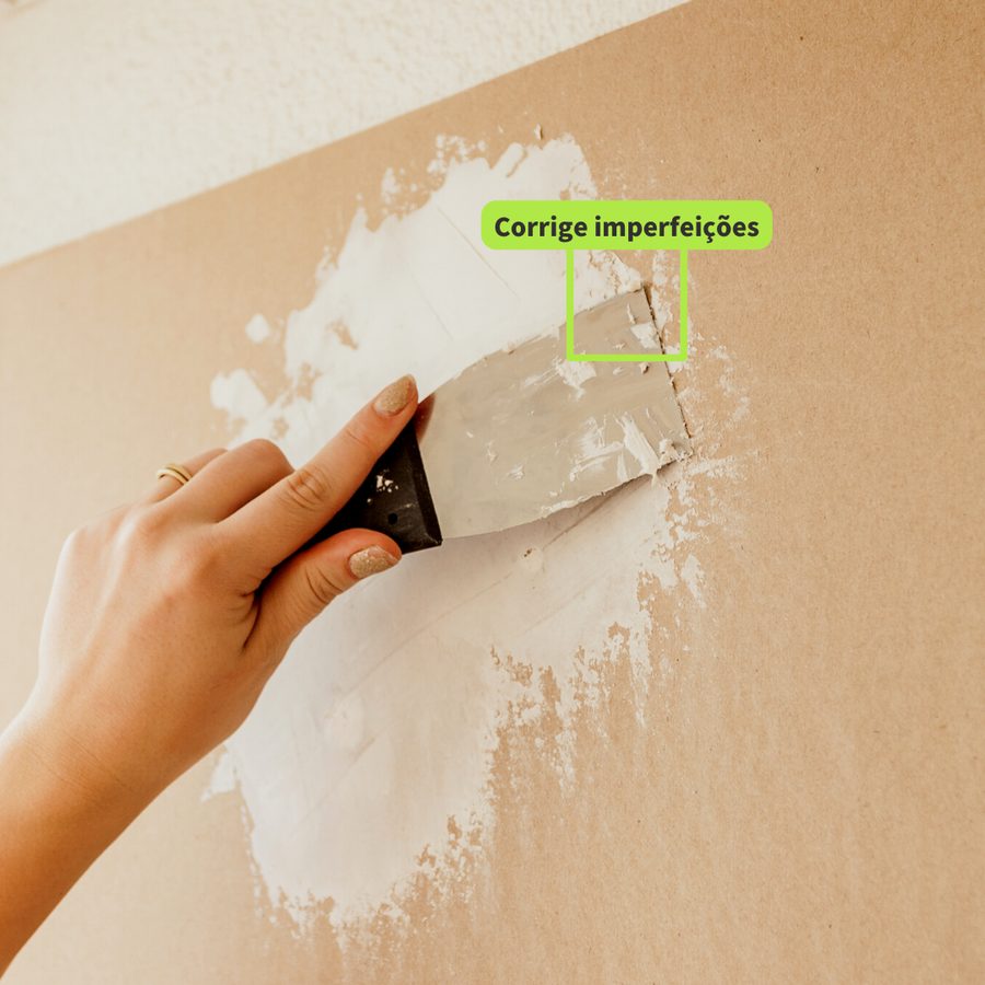 Aplicação da Massa Leve corrigindo imperfeições na parede